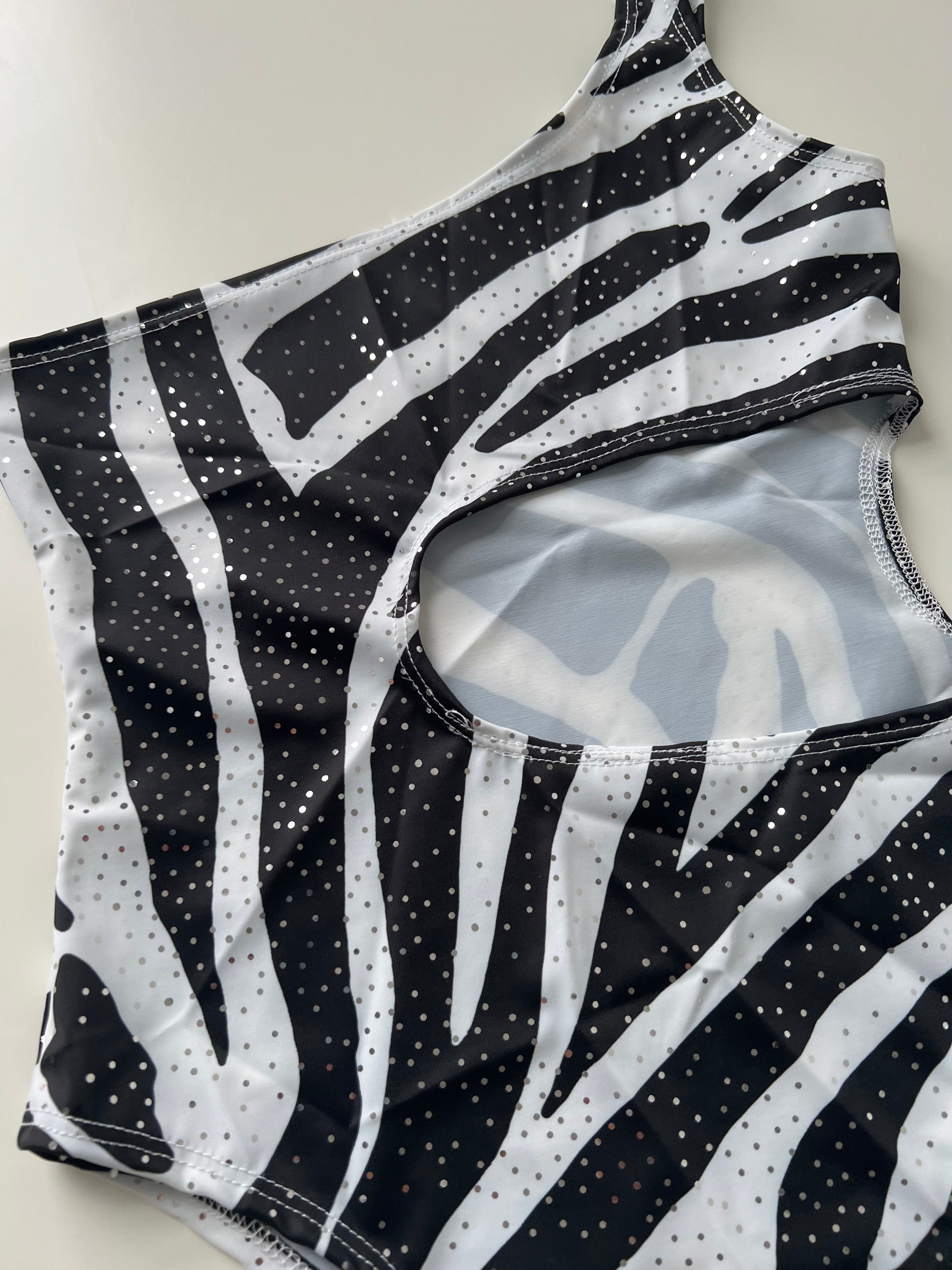 (27) Size 8 - Zebra Glitz Cut Out