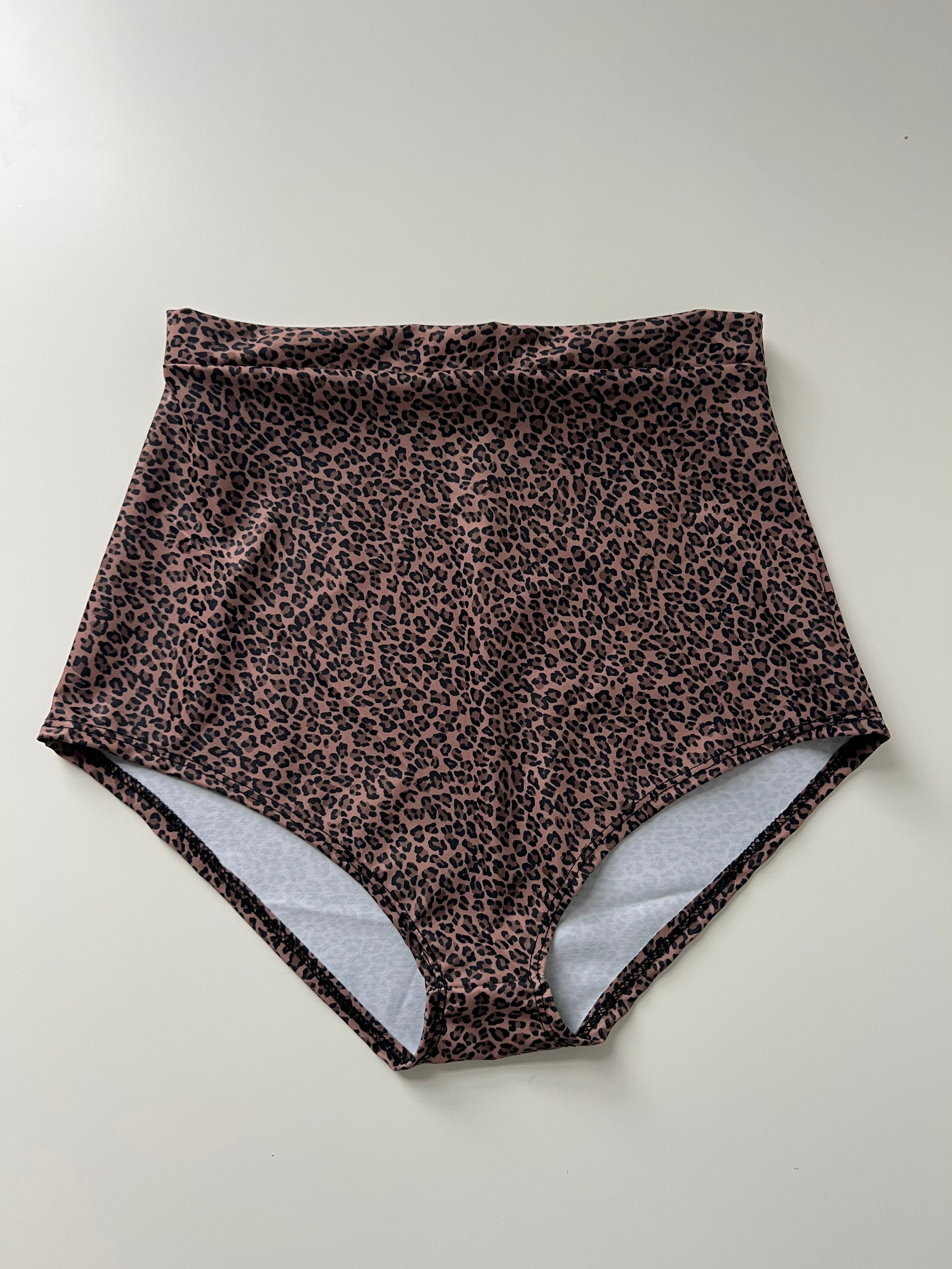 (93) - Size 4-6 - Cheetah Hotpants