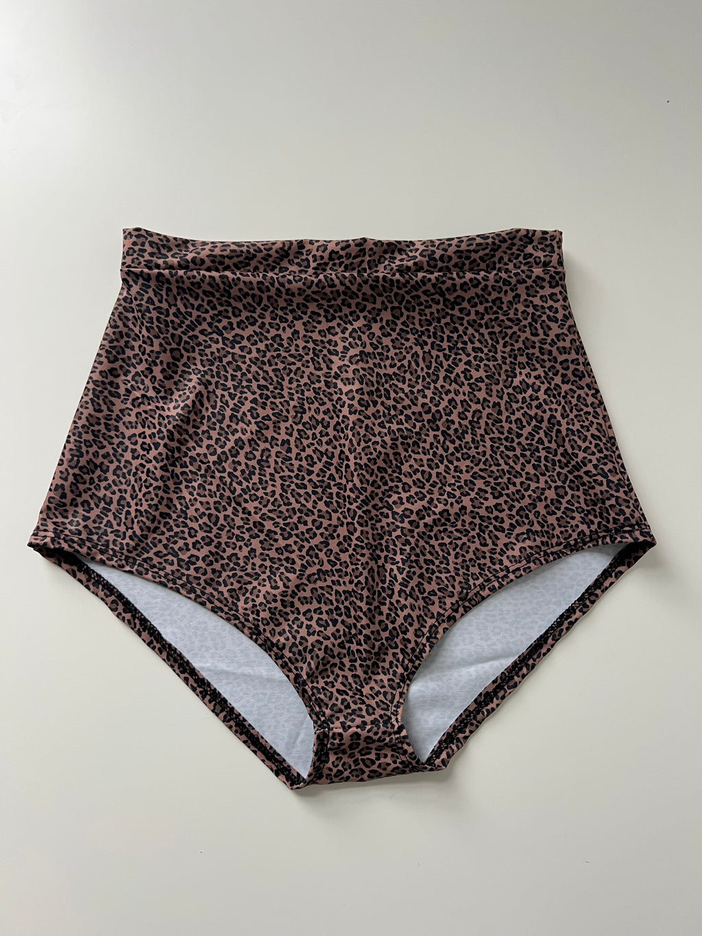 (93) - Size 4-6 - Cheetah Hotpants