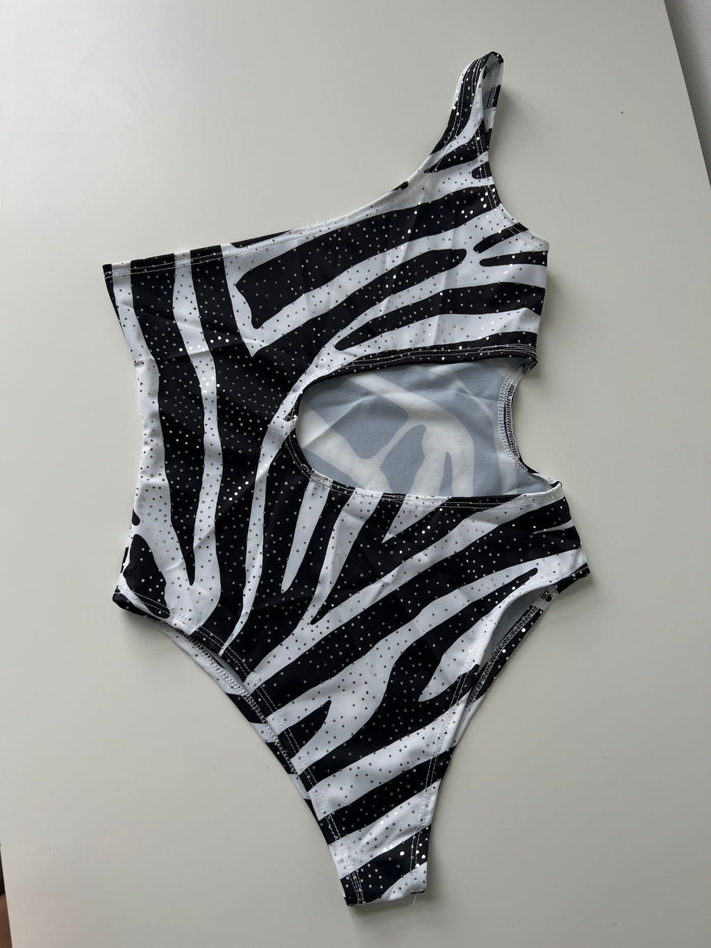 (27) Size 8 - Zebra Glitz Cut Out