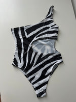 (27) Size 8 - Zebra Glitz Cut Out