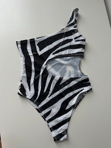 (27) Size 8 - Zebra Glitz Cut Out