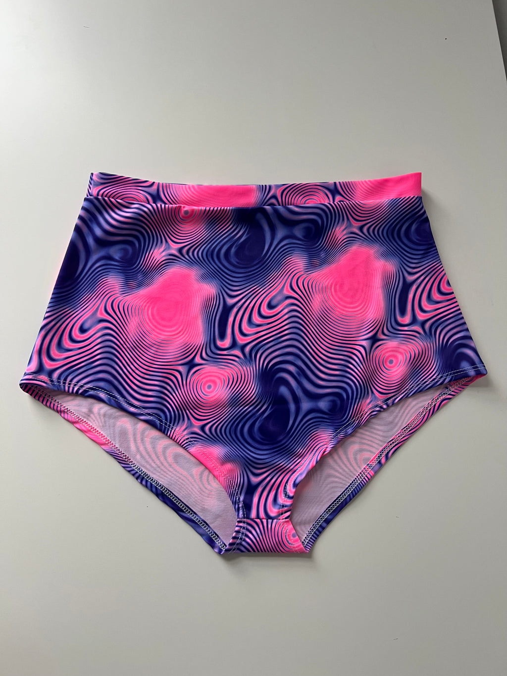 (80) Size 8 - Swirl Hot Pants